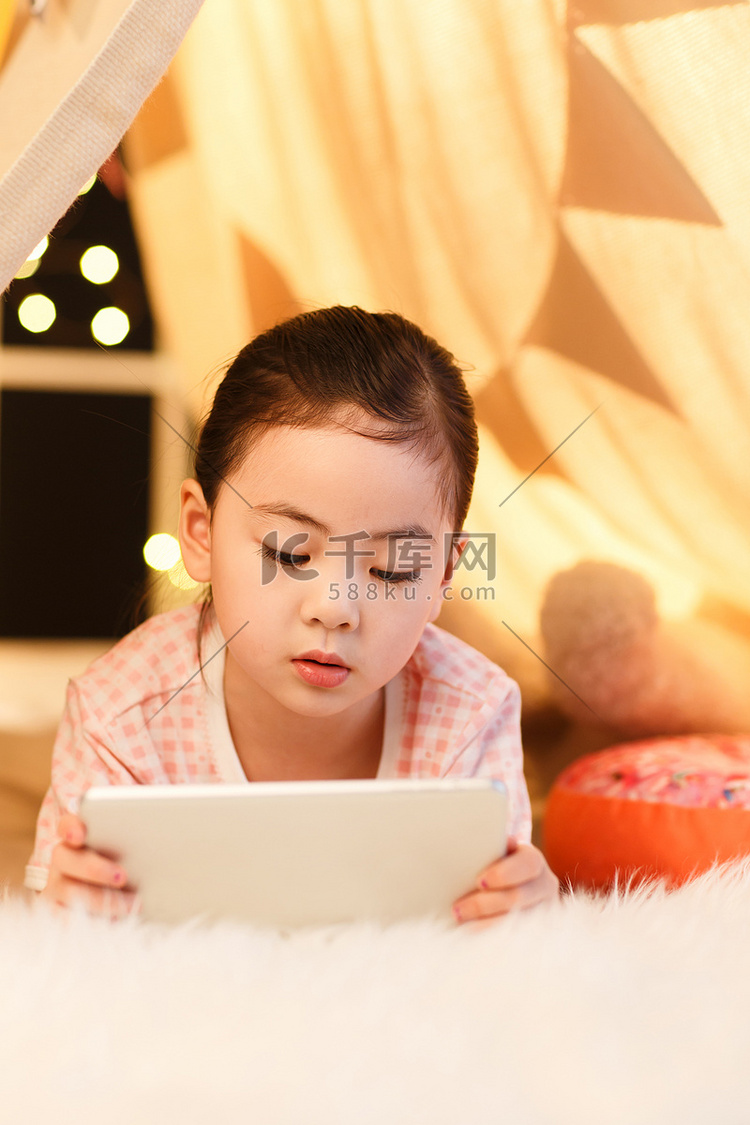 可爱的小女孩看平板电脑