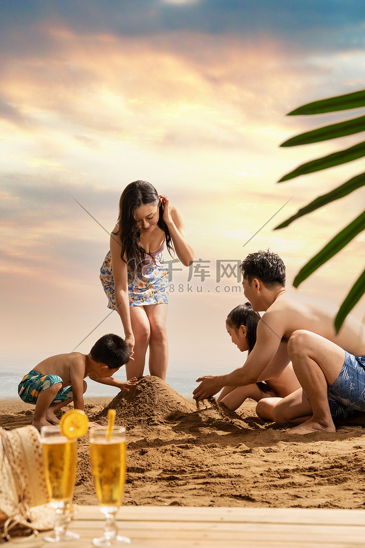 幸福的四口之家在沙滩上享受休闲