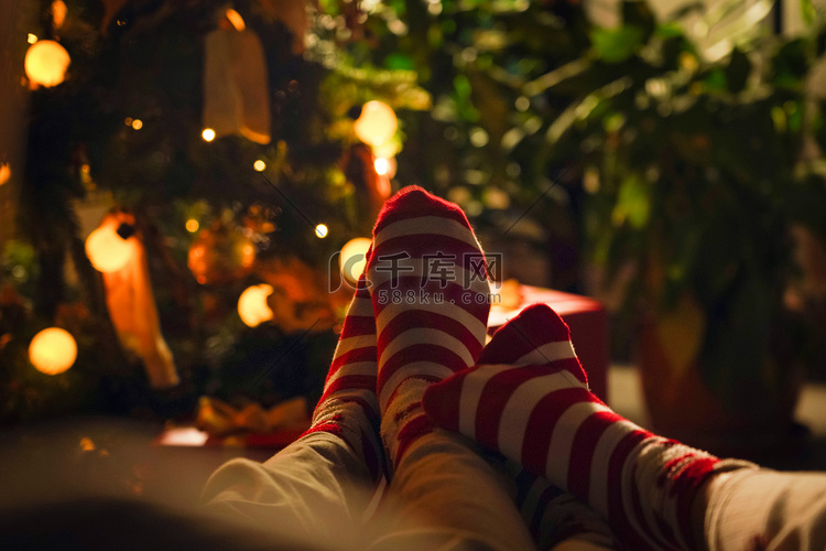 穿着圣诞情侣袜的脚部特写