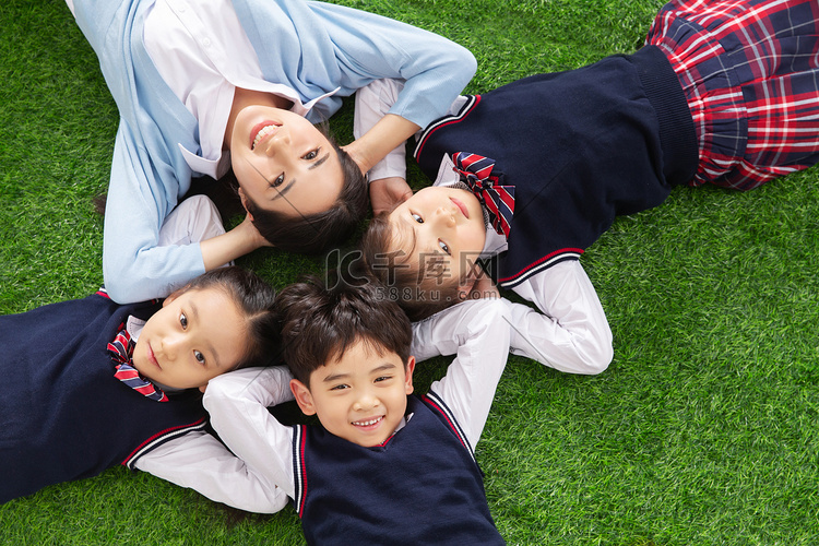 小学生们躺在草地上
