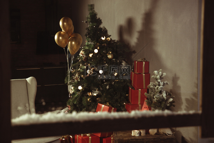 窗内的圣诞树和圣诞礼物