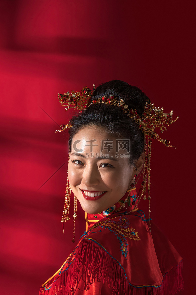 漂亮的中式新娘回头看