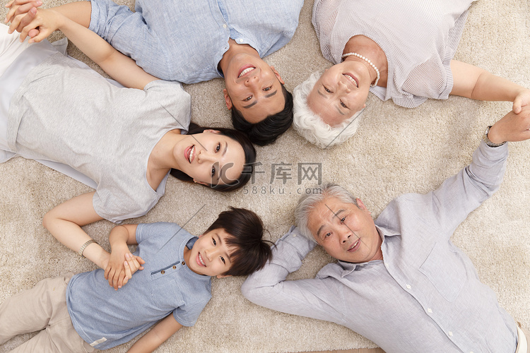 快乐家庭躺在地上