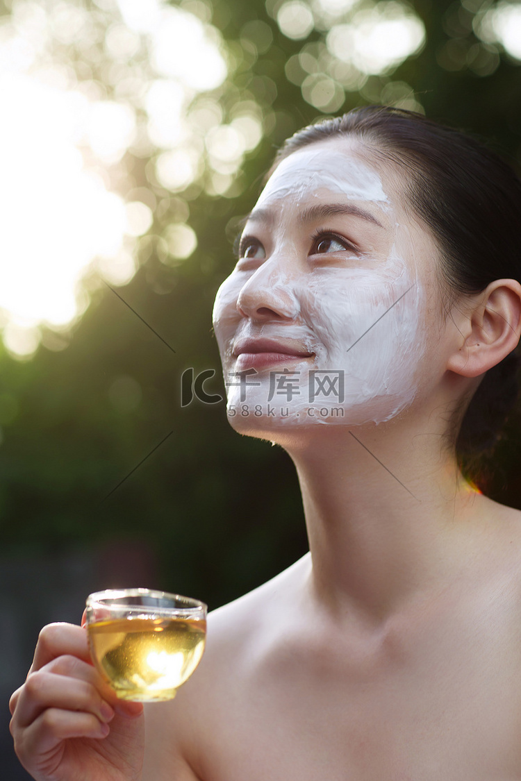 年轻女人在户外做SPA