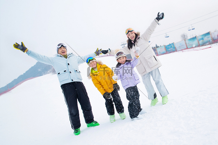 快乐家庭在雪地上嬉戏