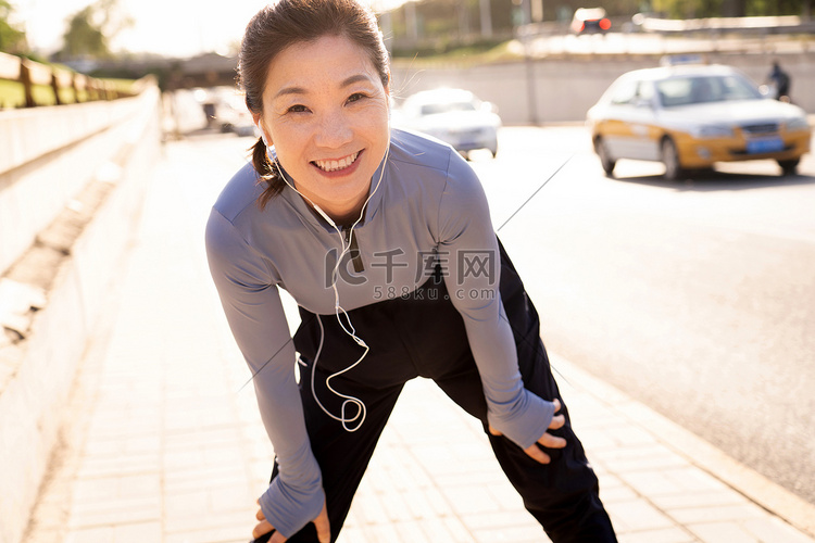 中年女子在户外健身