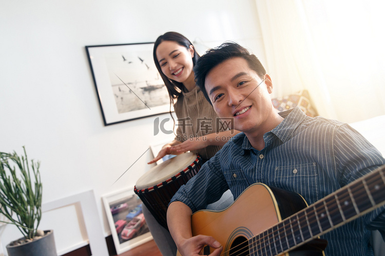 快乐情侣在家演奏乐器