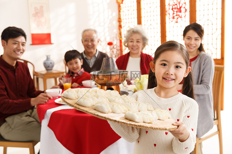 小女孩过年端着饺子