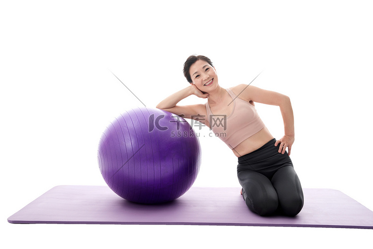 中年女性和瑜伽球