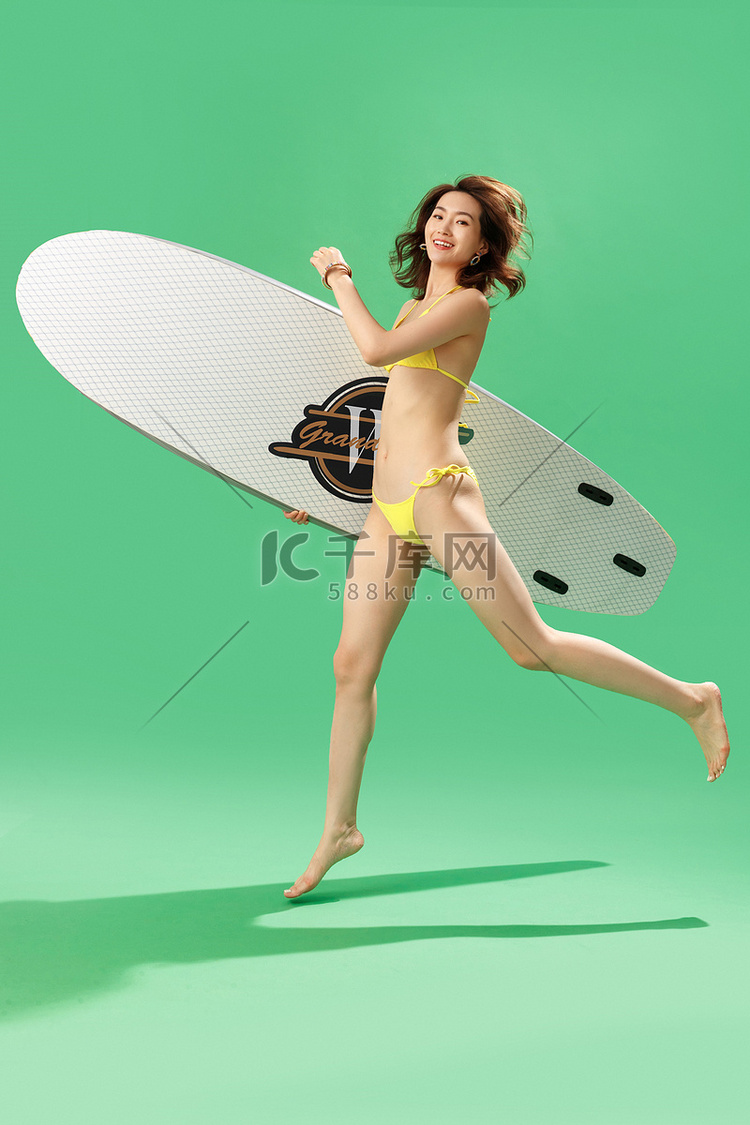 穿比基尼的美女抱着冲浪板