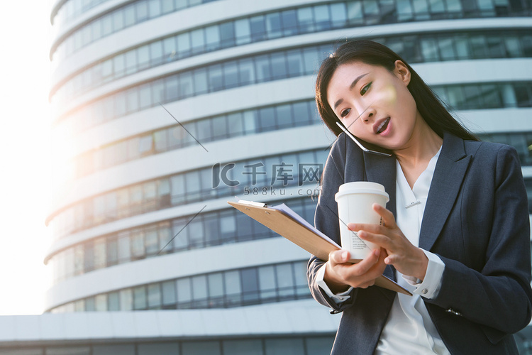 商务女性打电话