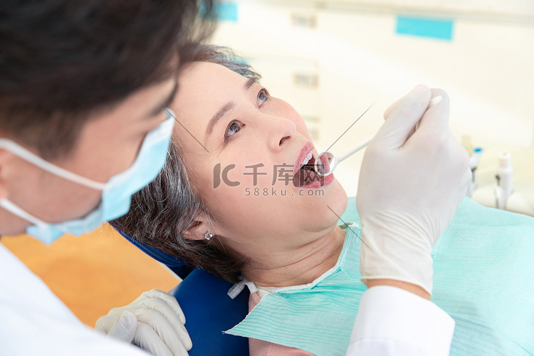 牙医给老年患者治疗