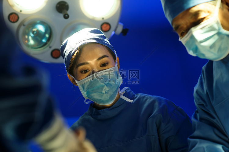 医务工作者在手术室