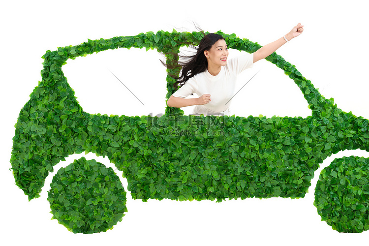 青年商务女士驾驶绿色环保汽车出