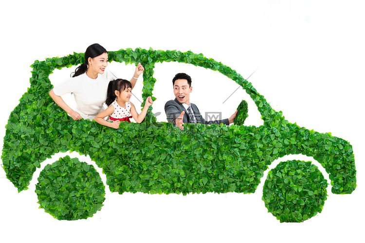 快乐的一家人驾驶绿色环保汽车出