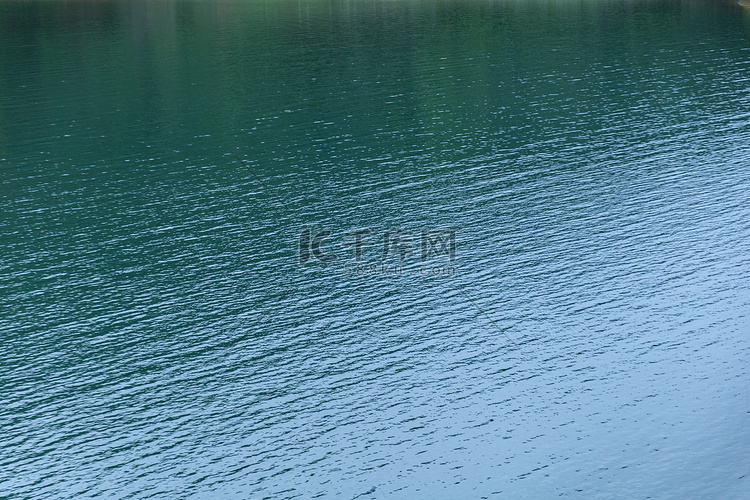 绿色的湖水摄影图
