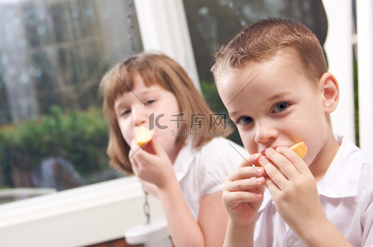 姐姐和弟弟吃苹果