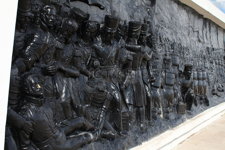秘鲁奎努阿方尖碑的高浮雕