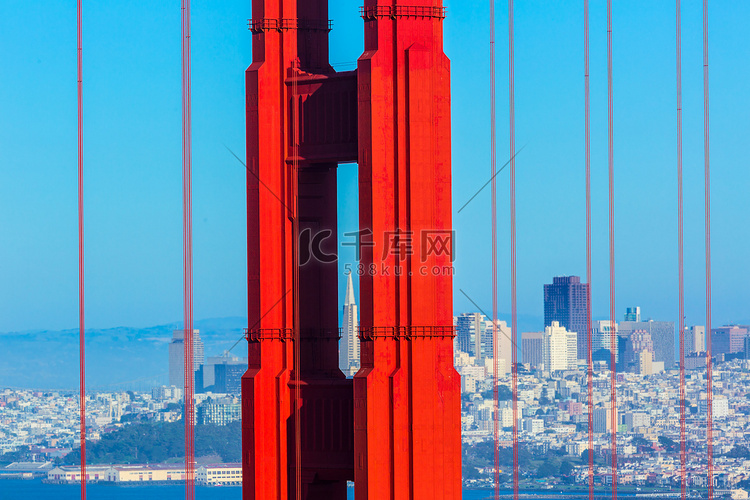 通过电缆的旧金山金门大桥在加利