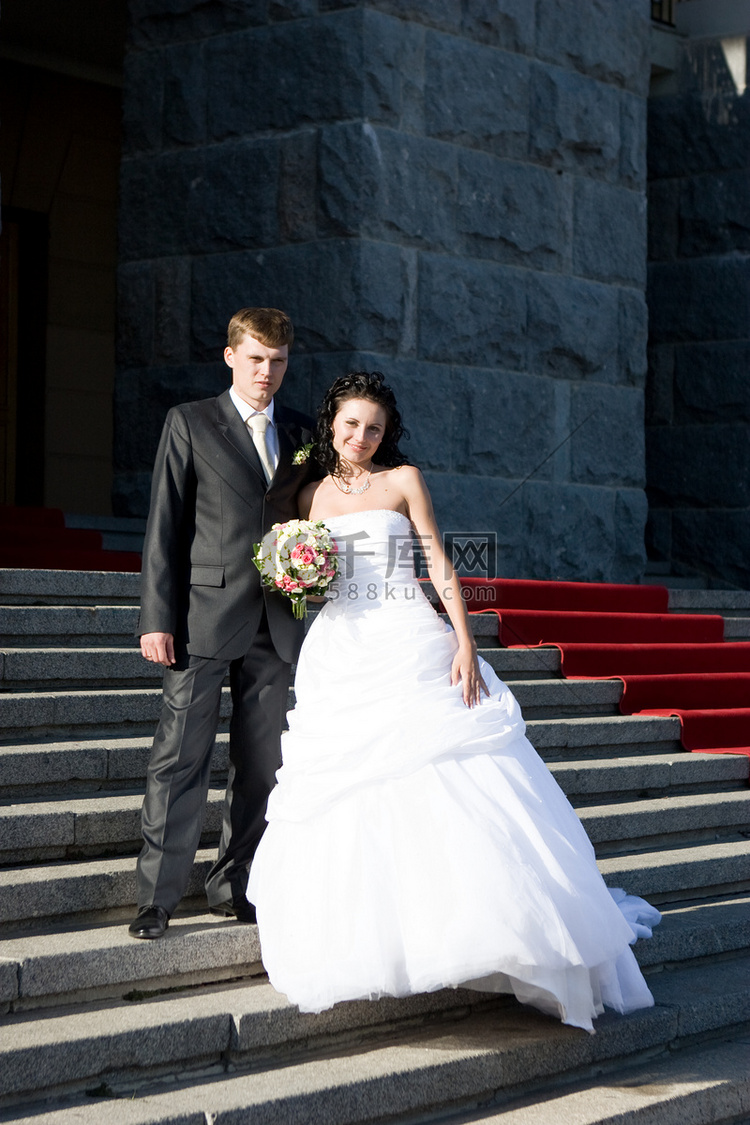 新娘和新郎在楼梯上