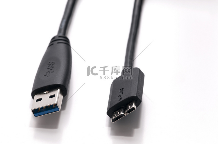 白色背景的 USB 3.0 数据线