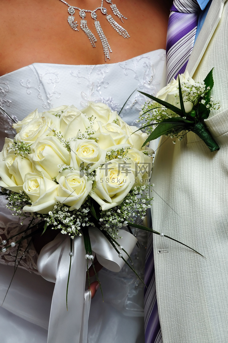 新郎的胸花和新娘的花