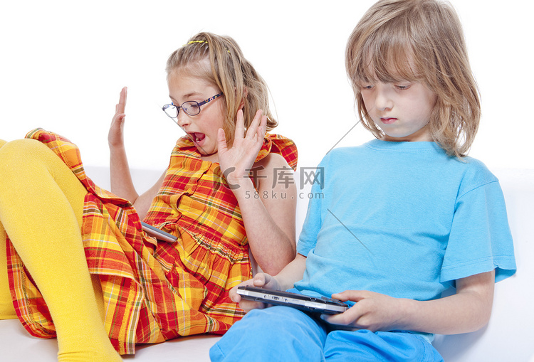 两个孩子玩数字小工具