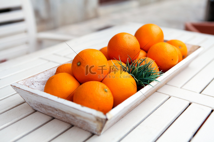 夏季桌上装饰的新鲜橙色水果