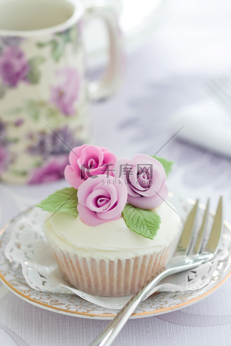 紫玫瑰纸杯蛋糕