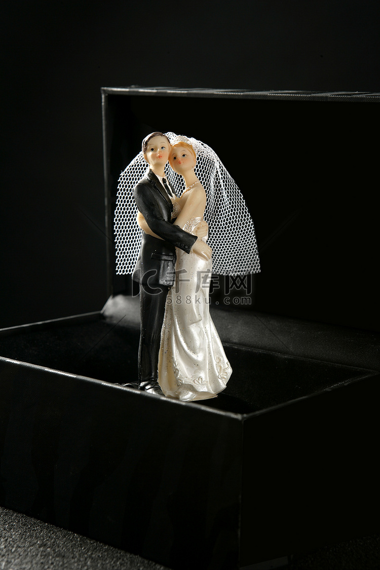 黑匣子里的结婚夫妇雕像