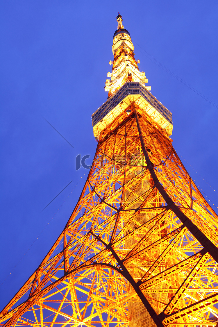 东京塔在晚上