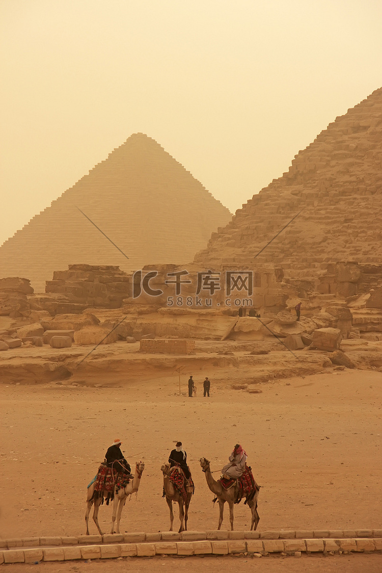 沙尘暴中的吉萨高原，开罗