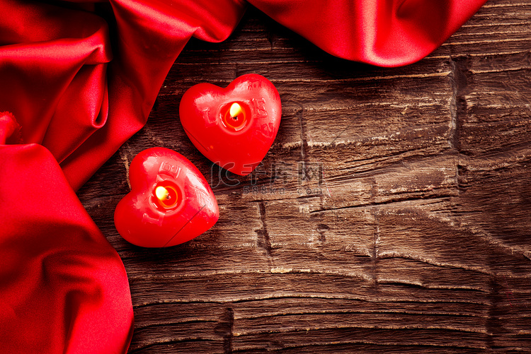 在木头的情人节心形蜡烛。