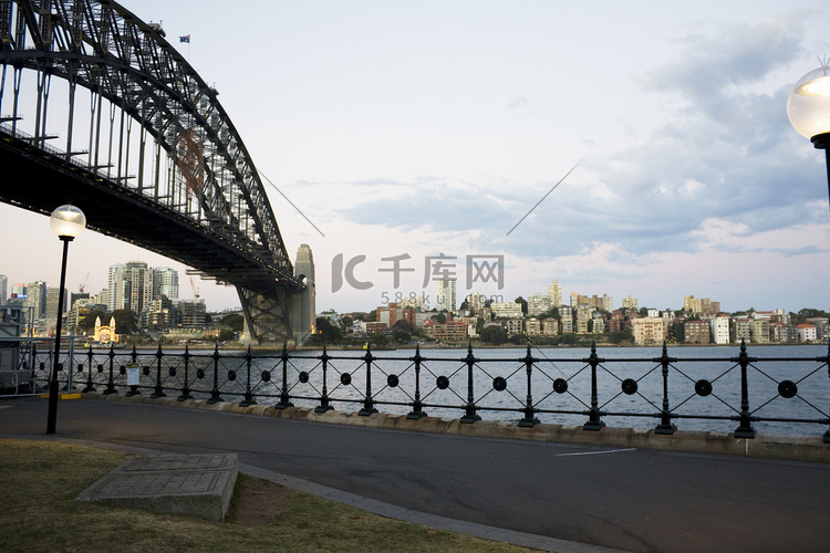 悉尼海港大桥和天际线的黄昏景象