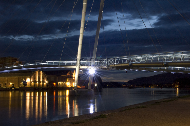 夜色中的伊普西隆桥