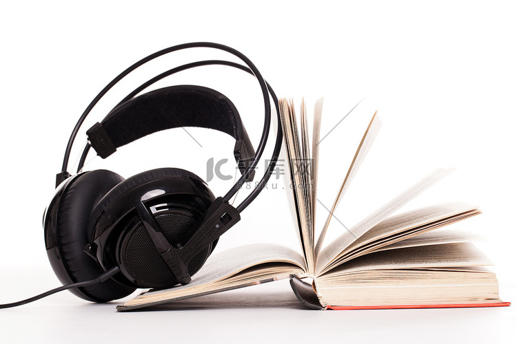 白色背景中的耳机和书