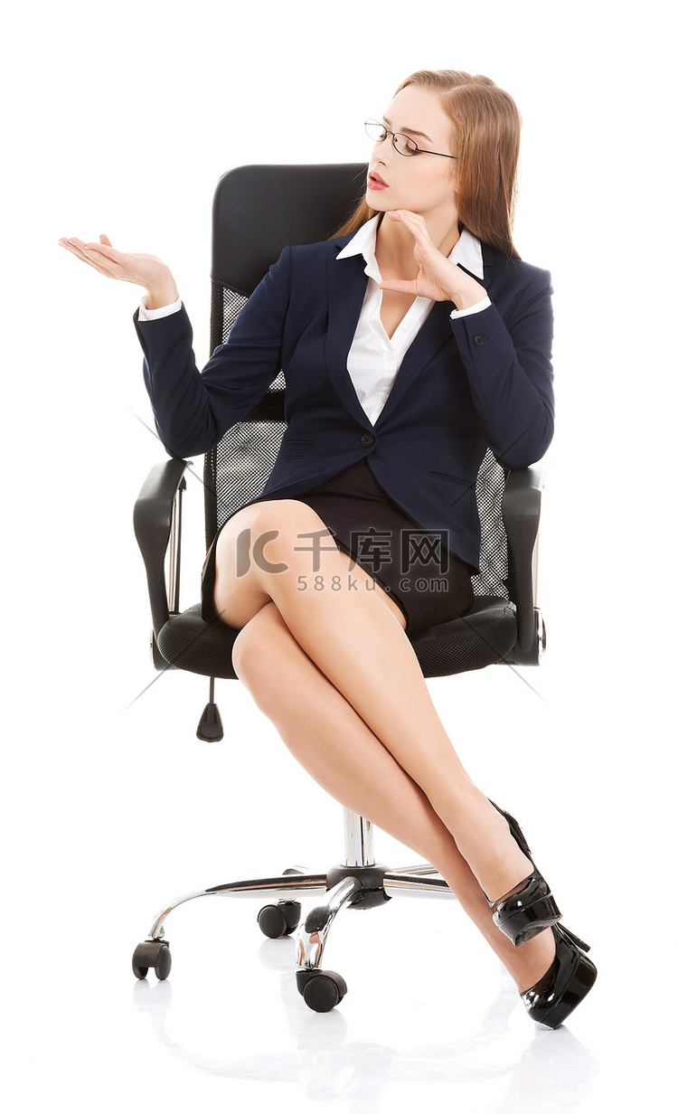 坐在椅子上做广告的漂亮白人女商
