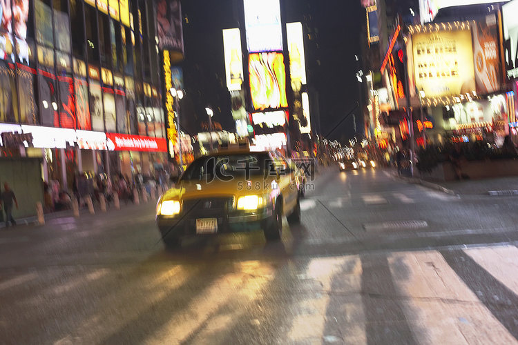 夜间城市街道上的黄色出租车