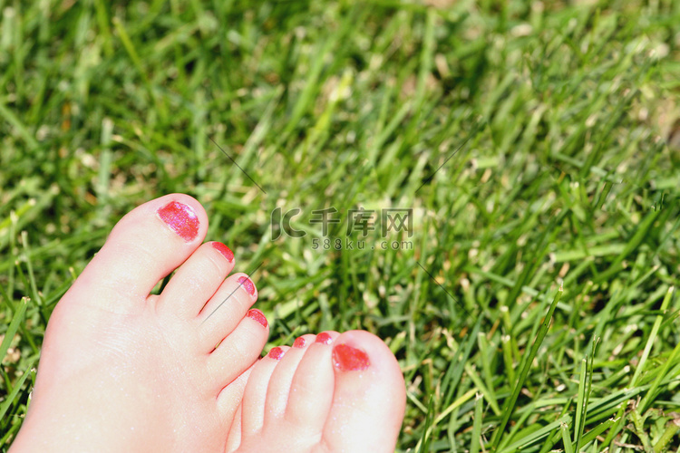 赤脚在草丛中