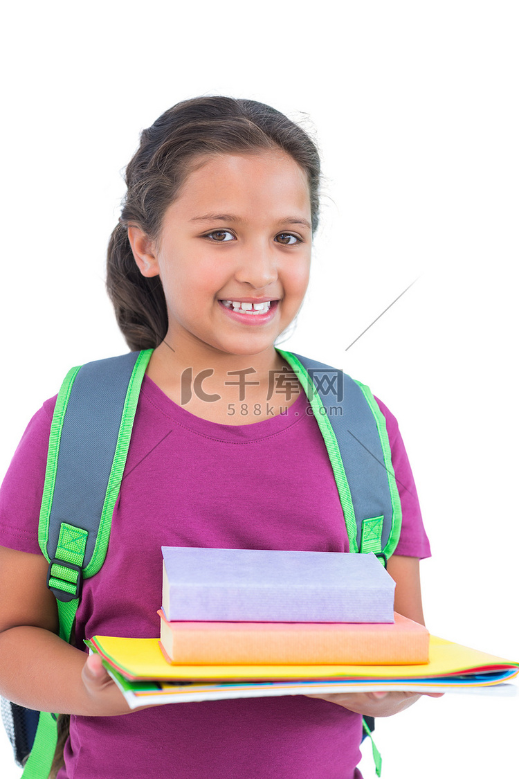微笑的小女孩背着书包拿着作业