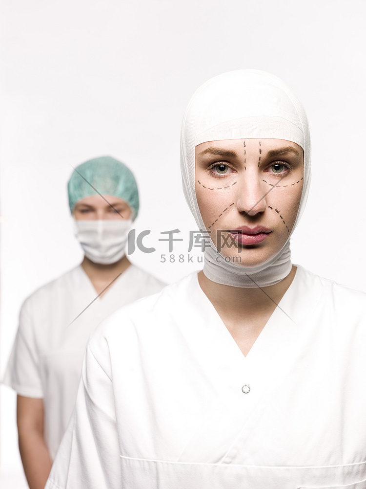 一名护士在背后为整形手术做准备