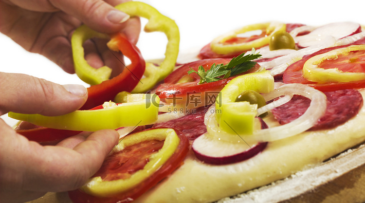 用火腿和西红柿制作披萨的过程