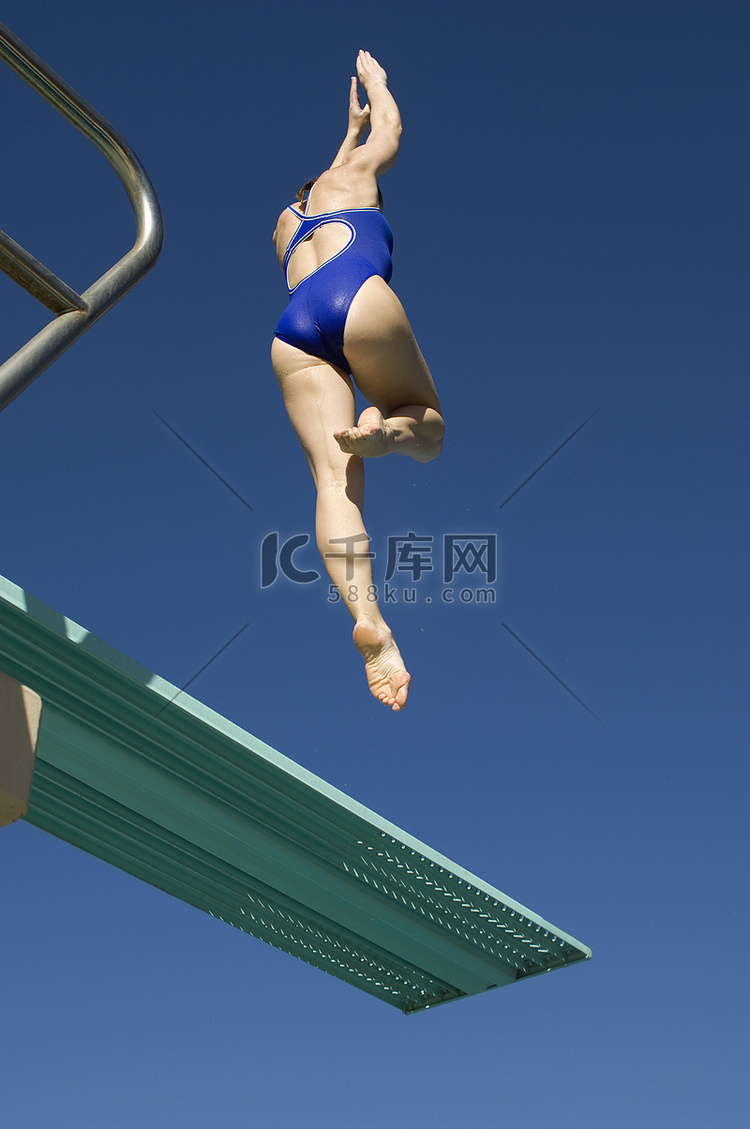 一名女子游泳运动员跳板跳水的背