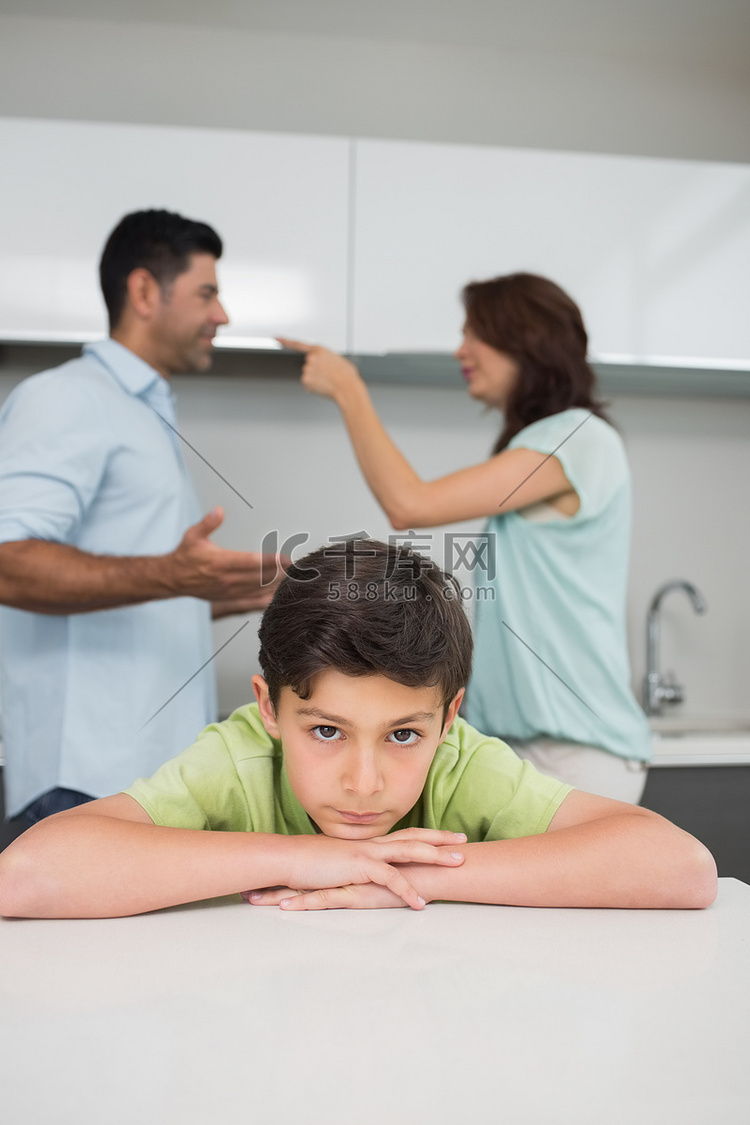父母争吵时伤心儿子的特写