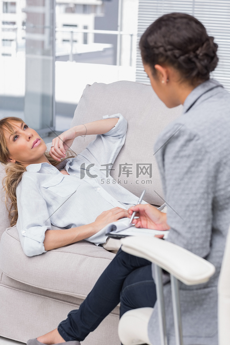 女人躺在治疗师沙发上抬头