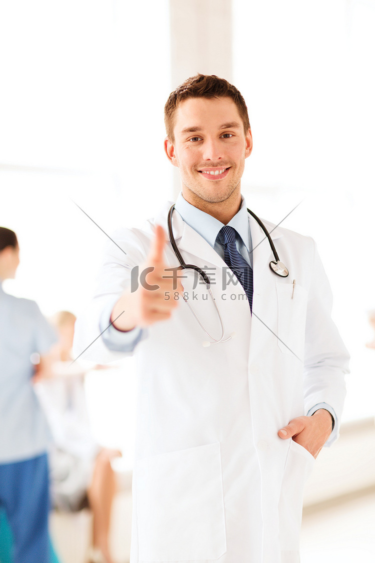 拿着听诊器的医生竖起大拇指