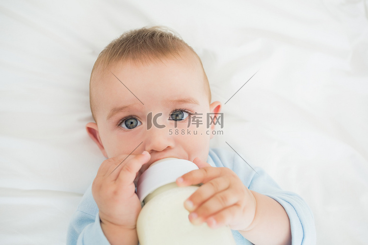 男婴从瓶子里喝牛奶