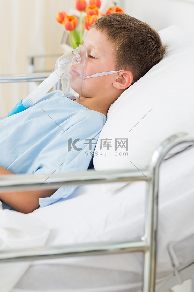 男孩在床上戴着氧气面罩