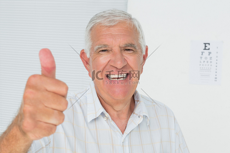 微笑的老人竖起大拇指，背景是视