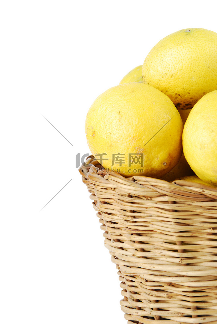 白色柳条篮中柠檬的特写